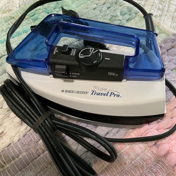 Black & Decker Travel Iron - Steam Folding Handle - Picture 3 of 10